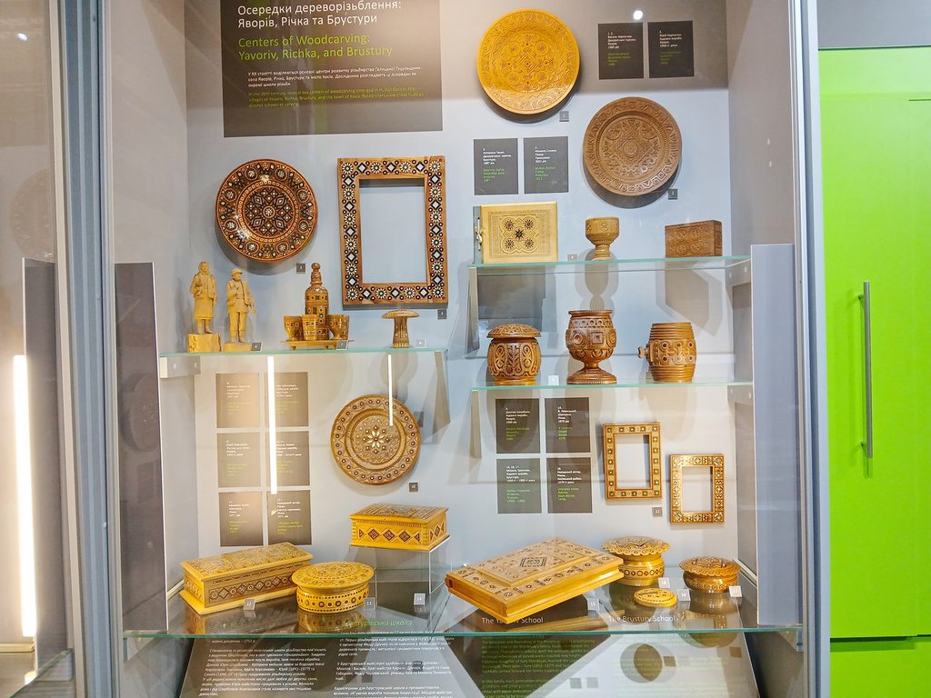 Wooden stauu in Kosiv Museum